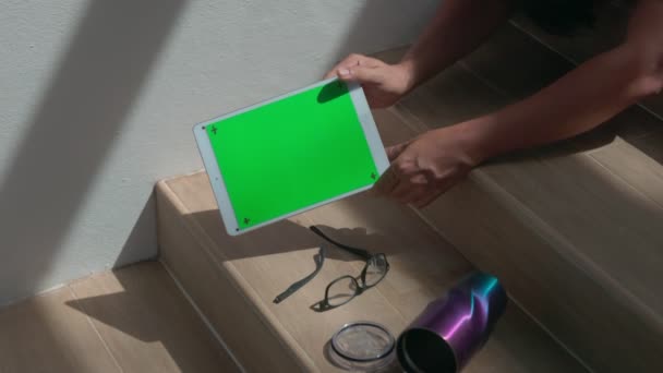 Senior man hold greenscreen tablet is falling because hypertentension - Záběry, video