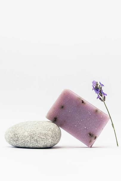 Lavendelseife auf dem Sockel aus Steinen. - Foto, Bild