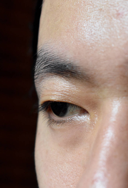 Délkelet-ázsiai, kínai fiatalember egy szemhéjjal vagy monoliddal. A monolid azt jelenti, hogy nincs látható ráncvonal a homlok alatti területen. - Fotó, kép