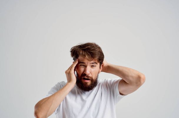 Бородатый человек проблемы со здоровьем мигрени стресс расстройства изолированный фон - Фото, изображение