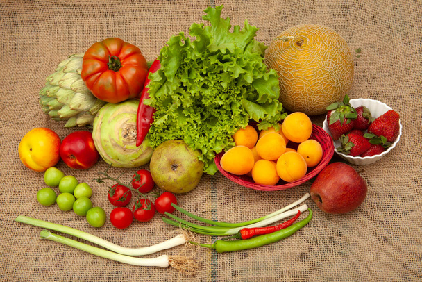 verduras y frutas frescas mezcladas - Foto, Imagen
