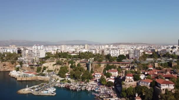 Vista aérea del puerto deportivo de Antalya y el casco antiguo - Imágenes, Vídeo