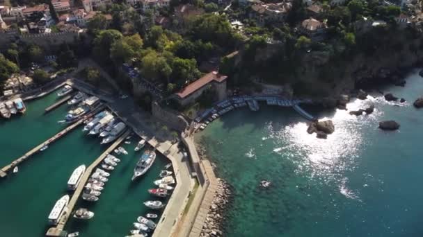 Vista aérea del puerto deportivo de Antalya y el casco antiguo - Imágenes, Vídeo