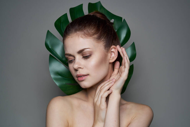 pretty woman palm leaf bare shoulders clear skin spa treatments - Fotografie, Obrázek