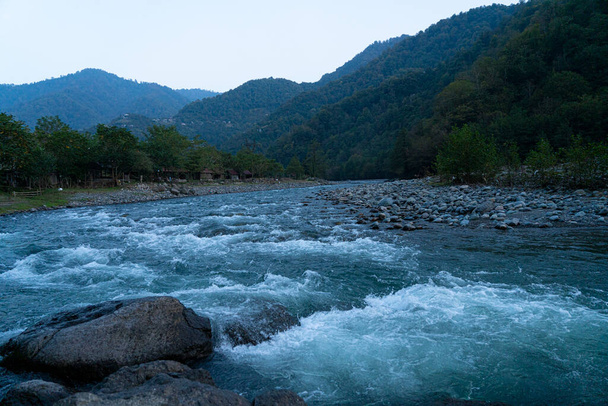berg rivier, natuur, lange blootstelling fotografie - Foto, afbeelding
