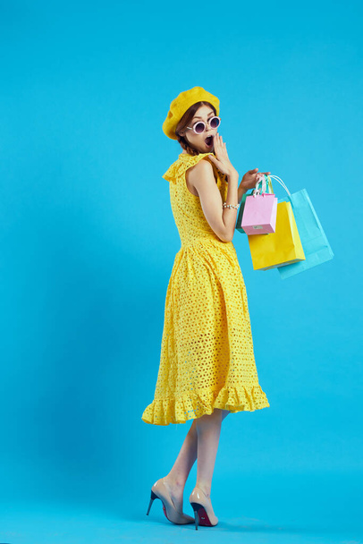 glamorous woman in a yellow hat Shopaholic fashion style isolated background - Foto, imagen