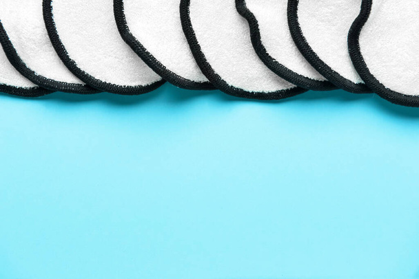 Mavi arkaplanda yeniden kullanılabilir pamuk pedleri - Fotoğraf, Görsel