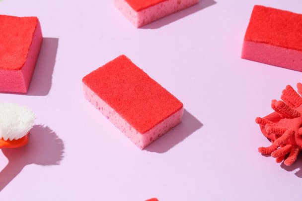 Esponjas de limpeza e escova no fundo rosa - Foto, Imagem