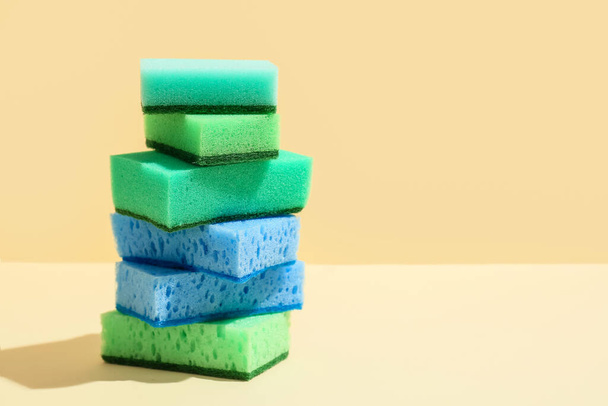 Diferentes esponjas de limpieza sobre fondo de color - Foto, Imagen