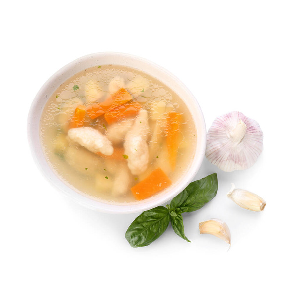 Миска смачного пельменного супу та часнику на білому тлі
 - Фото, зображення