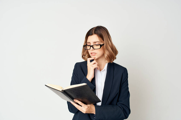 mujer posando oficina trabajo luz fondo emociones - Foto, imagen
