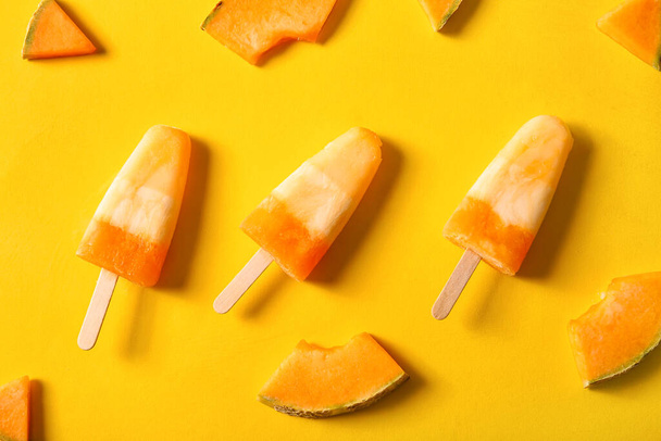 Chutné meloun nanuky na barevném pozadí - Fotografie, Obrázek