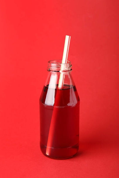 Botella con jugo de arándano saludable sobre fondo de color - Foto, imagen