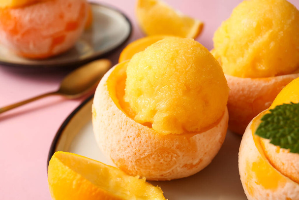Levyt maukkaita jäätelöitä appelsiininkuoria värillinen tausta - Valokuva, kuva