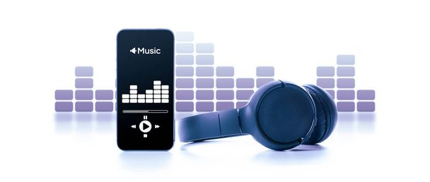Musiikki- Audio laitteet lyöntiä, kuulokkeet, musiikki sovellus mobiili älypuhelimen näytöllä. Radiotallennus ääni eristetty valkoisella taustalla. Broadcast media musiikin käsite - Valokuva, kuva