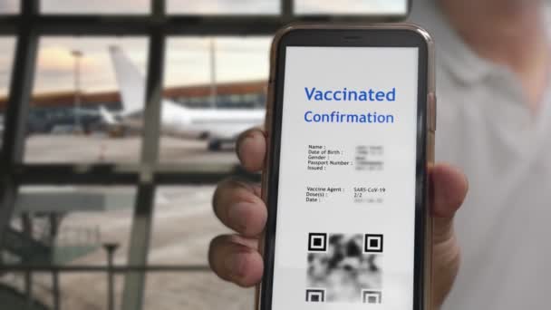 Cyfrowe świadectwo szczepień przeciwko chorobie Covida lub paszporty szczepionkowe w telefonie komórkowym. - Materiał filmowy, wideo