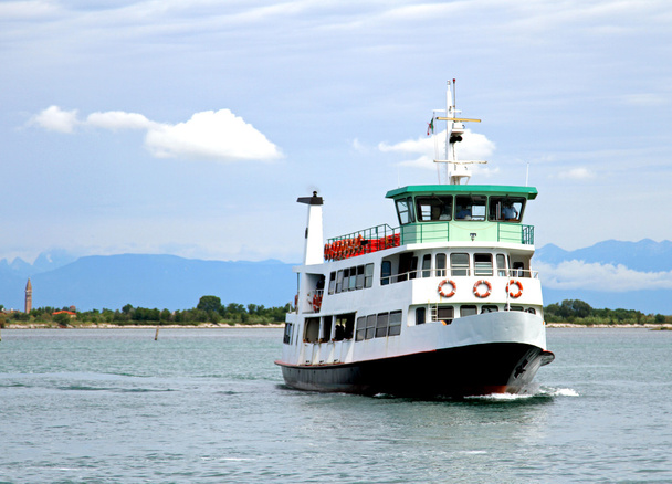 csónak komp turisták Velencében és szállításához - Fotó, kép