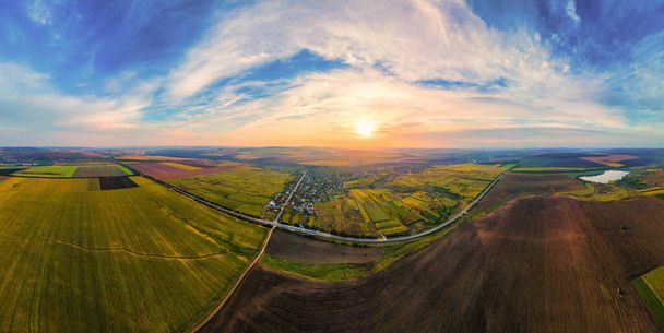 Drohnenpanorama der Natur in Moldawien bei Sonnenuntergang. Dorf, See, weite Felder - Foto, Bild