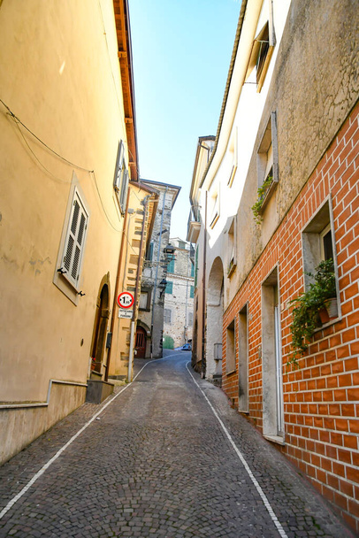 Узкая улица Рипи, средневековый город региона Лацио, Италия. - Фото, изображение
