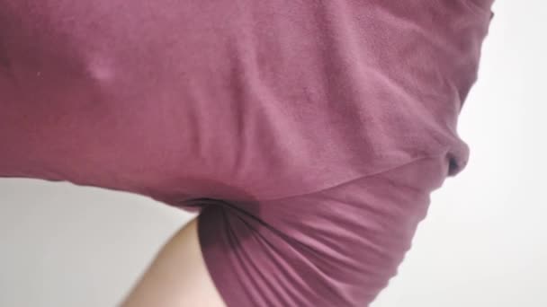 Egy férfit láttak a hónalja alatt. függőleges videó - Felvétel, videó