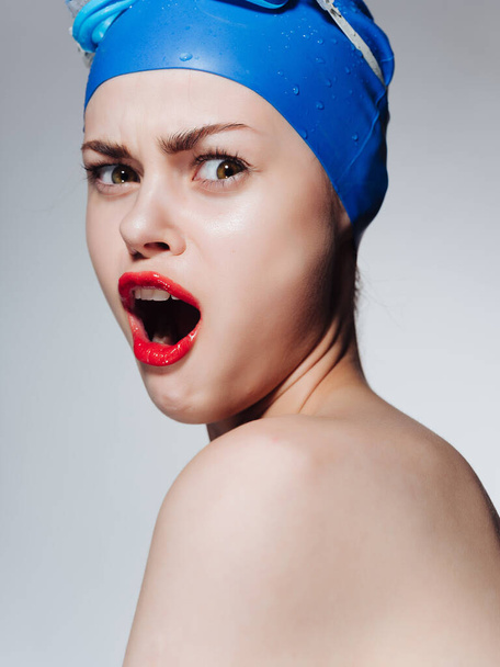 красива жінка спортивні голі плечі, що плавають, тренування емоції
 - Фото, зображення