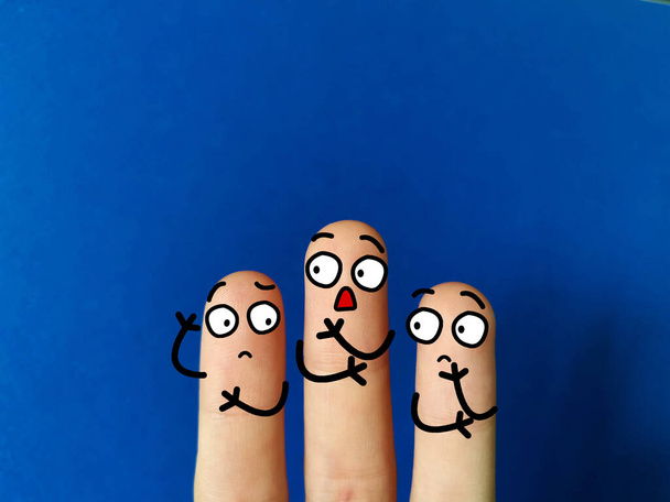 Três dedos são decorados como três pessoas. Estão a discutir sobre a inflação. Um deles está a perguntar: - Foto, Imagem