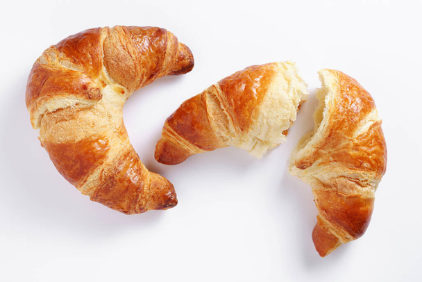 Két friss croissant, fehér háttér, felülnézet - Fotó, kép