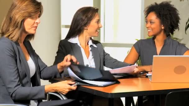 Mujeres de negocios discutiendo sobre la estrategia de la empresa
 - Imágenes, Vídeo