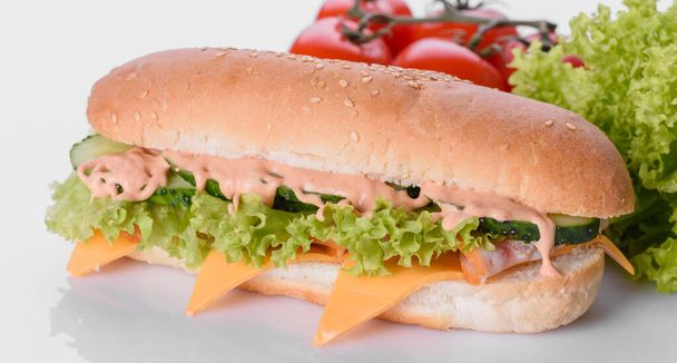パン、チーズ、肉とおいしい新鮮なサンドイッチグリル。不健康食品、ファーストフード - 写真・画像
