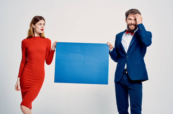 чоловік і жінка з блакитним макетним рекламним плакатом
 - Фото, зображення