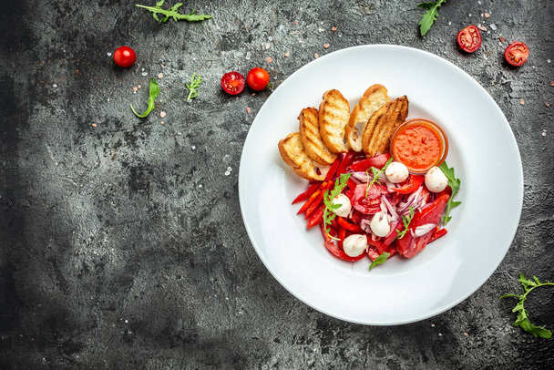 Salat mit frischem Tomatenmozzarella, Zwiebeln und Olivenöl. Banner der usbekischen Küche, Speisekarte, Rezeptplatz für Text, Ansicht von oben. - Foto, Bild