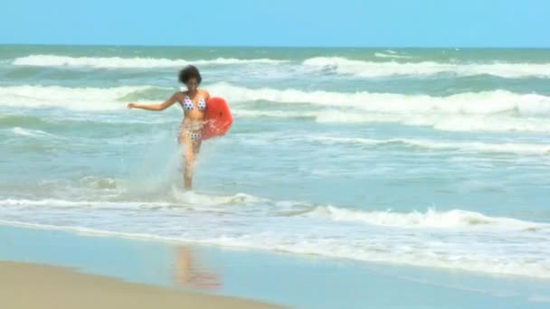 Menina com prancha andando na praia
 - Filmagem, Vídeo