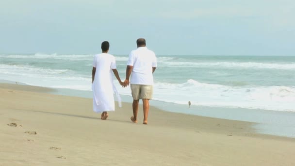 ζευγάρι με τα πόδια στην παραλία - Πλάνα, βίντεο