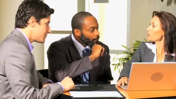 Gente de negocios discutiendo sobre estrategia empresarial
 - Metraje, vídeo
