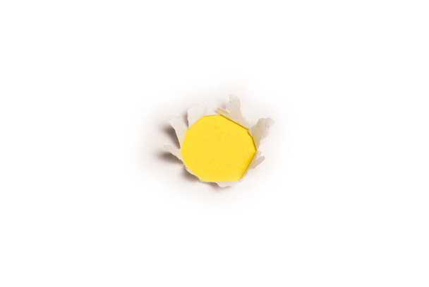 黄色の背景に白い紙の穴、コピースペース.  - 写真・画像