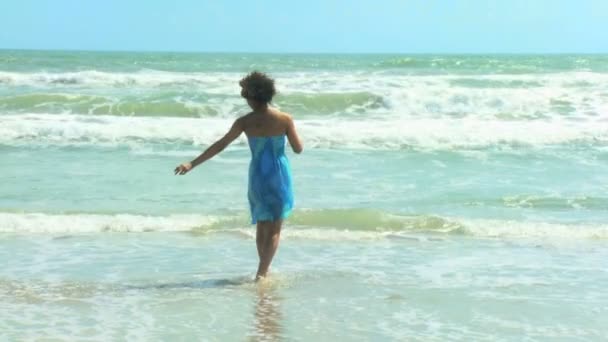 dziewczyna spacery po plaży - Materiał filmowy, wideo