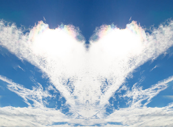 愛の概念の背景。青空の背景にハート型の白いふわふわの雲。バレンタインデーや結婚式の背景。カラフルな虹色の雲 - 写真・画像