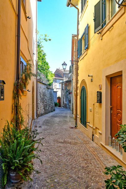 Аллея Арнара, средневековый город региона Лацио, Италия. - Фото, изображение
