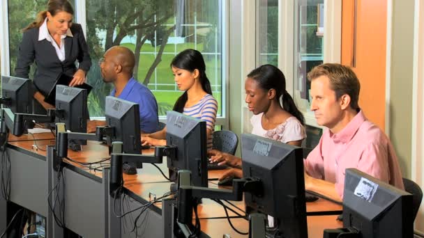 studenten leren in de klas met computers - Video
