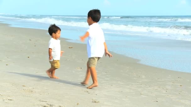 Νεαρά Ισπανόφωνος αγόρια που παίζουν εκδρομή παραλία - Πλάνα, βίντεο