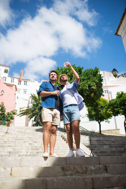 Heureux les hommes gays ayant des vacances en Europe - Photo, image