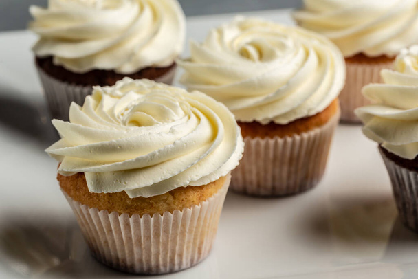 Cupcake o muffin con crema. Festa della torta di festa, delizioso dessert, primo piano. - Foto, immagini