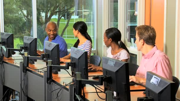 Étudiants apprenant en classe avec des ordinateurs
 - Séquence, vidéo