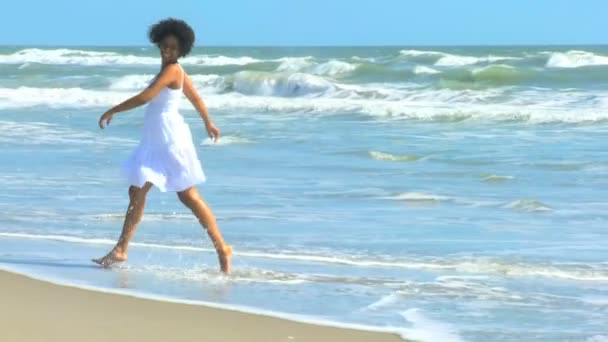девушка, гуляющая по пляжу - Кадры, видео