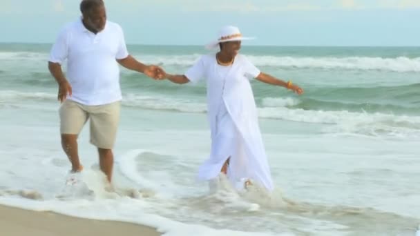 Paar geht am Strand spazieren - Filmmaterial, Video