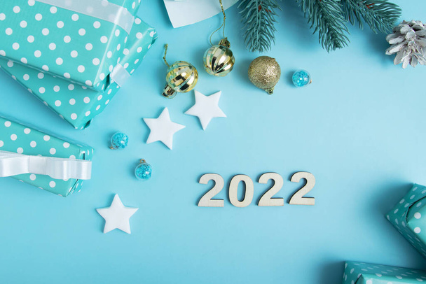 Joulu ja 2022 uudenvuoden lahjapaketointi sisustuksella ja tekstillä. Joulun taide tausta - Valokuva, kuva