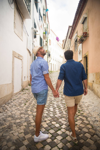 Indietro vista di gay coppia su data - Foto, immagini