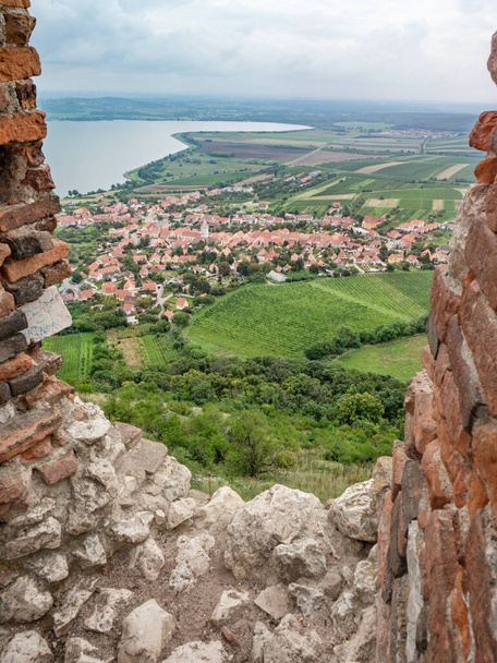 Uitzicht door de Devicky ruïne venster naar het landschap van Nove Mlyny dam, Pavlov en Lednice regio. Zuid-Moravië, Tsjechië - Foto, afbeelding
