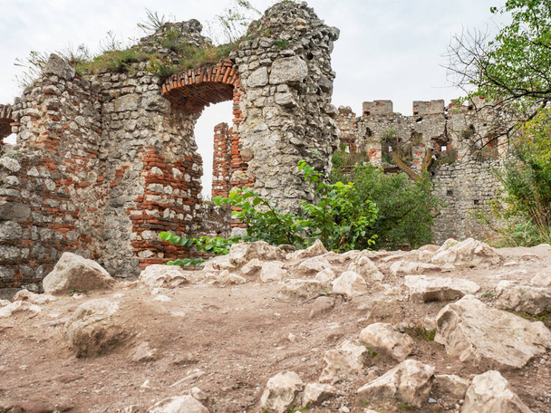 Ruine der Burg Devicky auf dem Hügel Devin oberhalb von Pavlov und Dolni Vestonice. Die Weinregion Südmähren in der Tschechischen Republik. - Foto, Bild