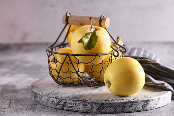 naturalne organiczne jabłka owocowe na stole w koszyku - Zdjęcie, obraz
